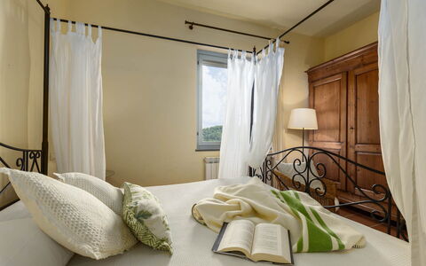 La Certaldina Sole Apartment: Mobilia, Interior Design, Letto, Camera Da Letto, Biancheria, Bedding, Soffitto, Pavimento, Pavimentazione, Camera