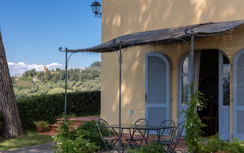 La Certaldina Sole Apartment: Shade, Balcone, Struttura Esterna, Mobili Da Esterno, Tenda, Sedia, Portico, Pianta Della Casa, Tavolo Esterno, Villa