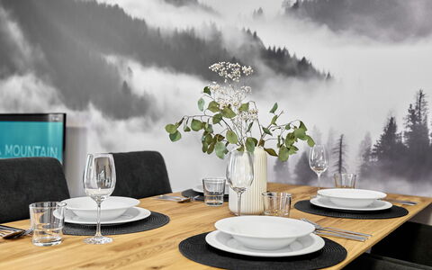 Lagom: Mobilia, Tavolo, Interior Design, Sedia, Vaso Di Fiori, Tavolino Da Caffè, Cucina & Sala Da Pranzo Tavolo, Pianta Della Casa, Soggiorno, Pavimento In Legno