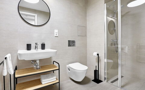 Lagom: Pavimentazione, Interior Design, Bagno, Idraulico Fixture, Pavimento, Gabinetto, Lavello, Idraulico, Rubinetto, Lavandino Del Bagno