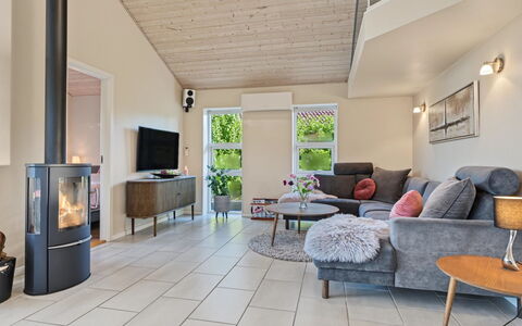 Nelia - 1Km from the Sea: Pavimentazione, Mobilia, Interior Design, Divano, Legna, Pavimento, Soggiorno, Casa, Soffitto, Camera