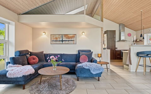 Nelia - 1Km from the Sea: Mobilia, Interior Design, Pavimentazione, Divano, Legna, Pavimento, Soggiorno, Soffitto, Casa, Camera