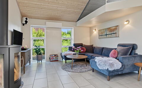 Nelia - 1Km from the Sea: Mobilia, Interior Design, Pavimentazione, Divano, Pavimento, Legna, Soggiorno, Soffitto, Camera, Casa