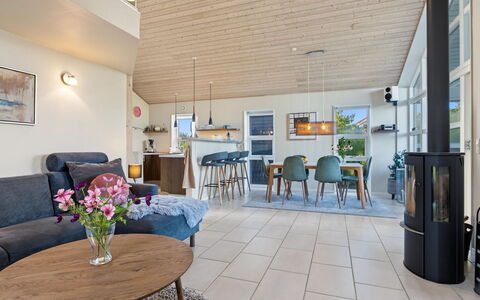 Nelia - 1Km from the Sea: Pavimentazione, Mobilia, Interior Design, Legna, Pavimento, Soffitto, Divano, Soggiorno, Sedia, Pavimento In Legno