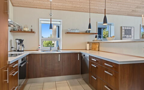 Nelia - 1Km from the Sea: Mobilia, Controsoffitto, Cabinetry, Pavimentazione, Cucina, Interior Design, Legna, Pavimento, Soffitto, Elettrodomestico Da Cucina