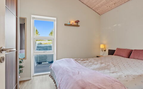 Nelia - 1Km from the Sea: Interior Design, Pavimentazione, Pavimento, Legna, Soffitto, Mobilia, Camera Da Letto, Illuminazione, Camera, Letto