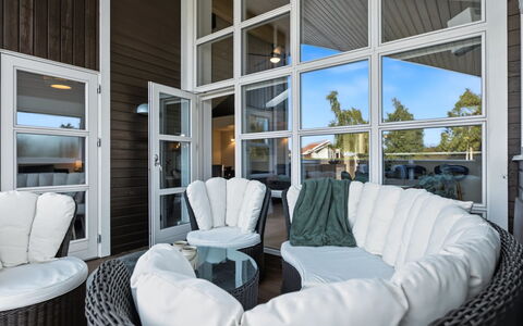Nelia - 1Km from the Sea: Mobilia, Interior Design, Soffitto, Pavimento, Sedia, Soggiorno, Tavolino Da Caffè, Divano, Bicchiere, Appartamento