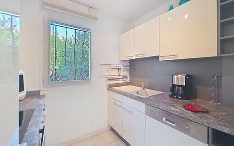 Cap Emeraude: Controsoffitto, Cucina, Interior Design, Pavimentazione, Elettrodomestico Da Cucina, Cabinetry, Apparecchio Major, Mobilia, Casa, Pavimento