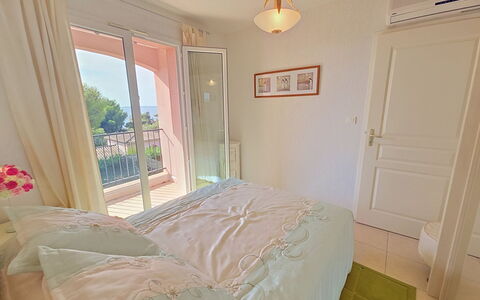 Cap Emeraude: Mobilia, Interior Design, Pavimento, Legna, Pavimentazione, Camera Da Letto, Camera, Rosa, Biancheria, Letto