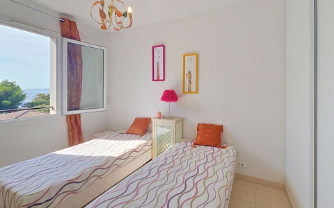Cap Emeraude: Mobilia, Letto, Camera Da Letto, Interior Design, Parete, Pavimento, Pavimentazione, Legna, Lenzuolo, Bedding