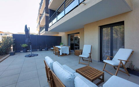 Victoria: Appartamento, Mobili Da Esterno, Balcone, Condominio, Sedia, Shade, Hotel, Villa