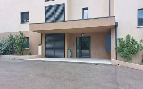 Victoria: Zona Residenziale, Calcestruzzo, Shade, Design, Gesso, Balcone, Illuminazione Diurna, Driveway, Box Auto