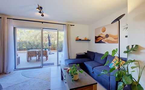 Victoria: Mobilia, Parete, Divano, Pavimentazione, Interior Design, Pavimento, Soggiorno, Soffitto, Illuminazione, Tavolo