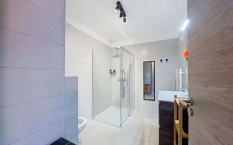 Victoria: Pavimentazione, Interior Design, Pavimento, Idraulico Fixture, Bagno, Soffitto, Illuminazione, Idraulico, Piastrella, Camera