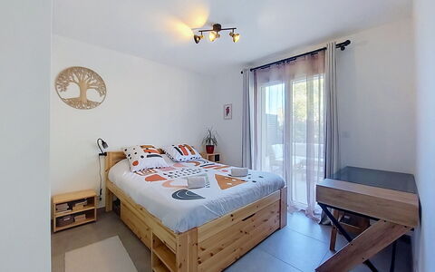 Victoria: Mobilia, Letto, Camera Da Letto, Interior Design, Bedding, Lenzuolo, Legna, Camera, Pavimentazione, Pavimento
