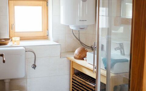 Marijana: Parete, Idraulico Fixture, Pavimentazione, Interior Design, Legna, Bagno, Pavimento, Toilet Seat, Gabinetto, Idraulico
