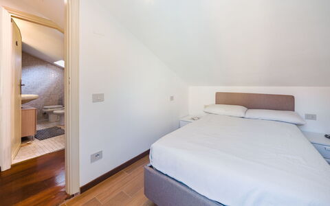 Casa Corallina: Interior Design, Pavimentazione, Pavimento, Legna, Letto, Camera Da Letto, Soffitto, Mobilia, Camera, Illuminazione