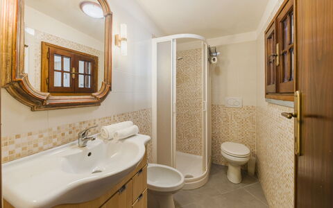 Casa Corallina: Lavandino Del Bagno, Idraulico Fixture, Bagno, Interior Design, Lavello, Pavimentazione, Pavimento, Mobiletto Del Bagno, Idraulico, Specchio
