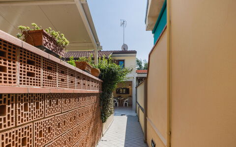 Casa Corallina: Muratura, Color Legno, Brick, Balcone, Cortile, Pianta Della Casa, Hacienda, Piastrella