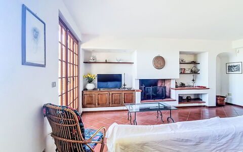 La Villa di Andrea: Mobilia, Interior Design, Pavimentazione, Parete, Pavimento, Legna, Soggiorno, Camera, Soffitto, Divano