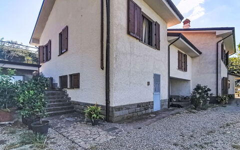 La Villa di Andrea: Costruzione, Parete, Finestra, Casa, Casa, Zona Residenziale, Architettura, Facciata, Tetto, Quartiere