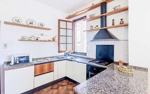 La Villa di Andrea: Cucina, Pavimentazione, Interior Design, Controsoffitto, Pavimento, Casa, Elettrodomestico Da Cucina, Cabinetry, Camera, Apparecchio Major