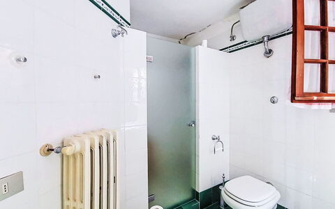 La Villa di Andrea: Idraulico Fixture, Bagno, Pavimentazione, Pavimento, Interior Design, Lavello, Idraulico, Rubinetto, Gabinetto, Lavandino Del Bagno