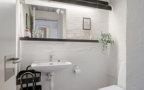 Alena - 50M from the Sea: Lavandino Del Bagno, Parete, Idraulico Fixture, Bagno, Interior Design, Lavello, Specchio, Rubinetto, Pavimentazione, Idraulico