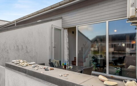Alena - 50M from the Sea: Architettura, Casa, Materiale Composito, Calcestruzzo, Shade, Illuminazione Diurna, Raccordo, Balcone, Pianta Della Casa, Cortile