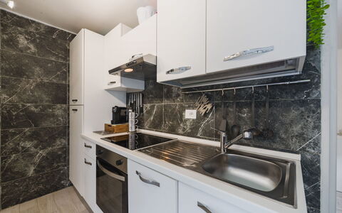 Dimora Little Dream: Pavimentazione, Controsoffitto, Cucina, Interior Design, Pavimento, Apparecchio Major, Cabinetry, Camera, Mobilia, Elettrodomestico Da Cucina