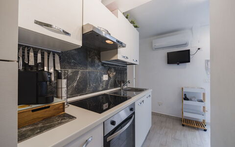 Dimora Little Dream: Controsoffitto, Cucina, Apparecchio Major, Elettrodomestico Da Cucina, Interior Design, Pavimentazione, Pavimento, Mobilia, Lavello, Cabinetry
