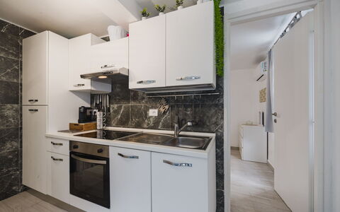Dimora Little Dream: Cucina, Elettrodomestico Da Cucina, Apparecchio Major, Controsoffitto, Legna, Interior Design, Pavimentazione, Cabinetry, Mobilia, Pavimento
