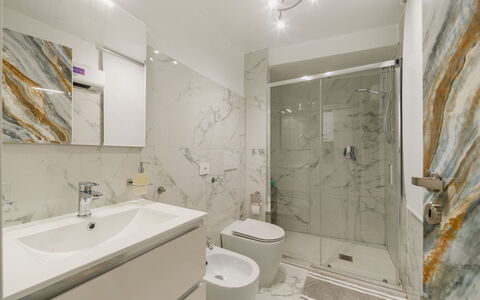 Dimora Little Dream: Pavimentazione, Pavimento, Interior Design, Idraulico Fixture, Idraulico, Bagno, Lavello, Soffitto, Rubinetto, Specchio