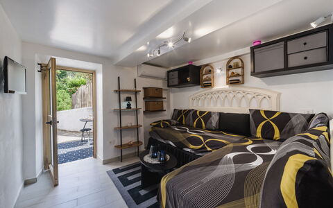 Dimora Little Dream: Mobilia, Interior Design, Pavimentazione, Pavimento, Camera Da Letto, Legna, Letto, Camera, Soffitto, Tessile