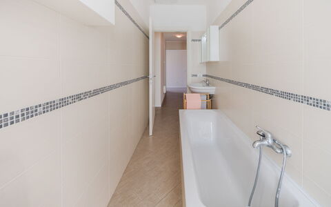 Terrazza Giardino: Pavimentazione, Pavimento, Interior Design, Idraulico Fixture, Bagno, Soffitto, Piastrella, Materiale Composito, Idraulico, Appartamento