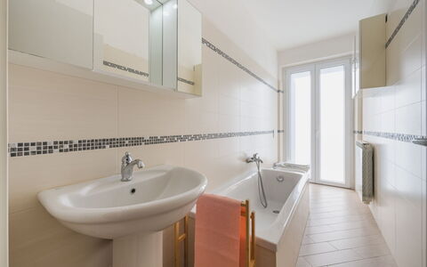 Terrazza Giardino: Bagno, Pavimentazione, Idraulico Fixture, Interior Design, Pavimento, Lavandino Del Bagno, Lavello, Rubinetto, Idraulico, Camera