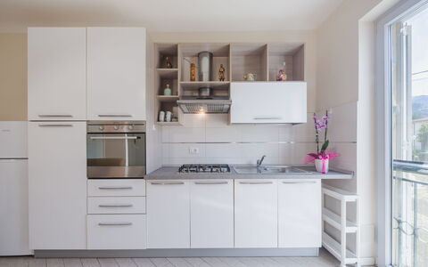 Terrazza Giardino: Elettrodomestico Da Cucina, Cucina, Apparecchio Major, Controsoffitto, Cabinetry, Legna, Mobilia, Interior Design, Pavimentazione, Elettrodomestico