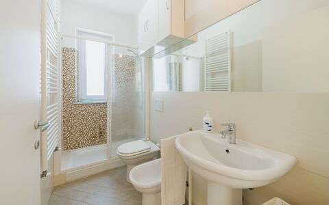 Terrazza Giardino: Pavimentazione, Pavimento, Interior Design, Idraulico Fixture, Bagno, Soffitto, Lavandino Del Bagno, Lavello, Idraulico, Rubinetto