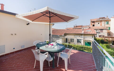 Terrazza Giardino: Mobilia, Tavolo Esterno, Balcone, Sedia, Appartamento, Mobili Da Esterno, Pianta Della Casa, Vaso Di Fiori, Cucina & Sala Da Pranzo Tavolo, Terrazza