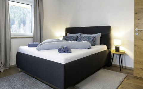 Auffach 609: Camera Da Letto, Letto, Telaio Del Letto, Bedding, Cuscino, Pavimento In Legno, Latifoglie, Lancia Cuscino, Lampada, Lenzuolo