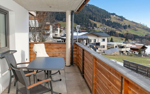 Auffach 609: Legna, Mobilia, Interior Design, Appartamento, Soffitto, Color Legno, Latifoglie, Balcone, Sedia, Shade