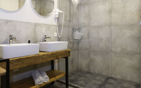 Auffach 609: Pavimentazione, Interior Design, Idraulico Fixture, Pavimento, Illuminazione, Rubinetto, Bagno, Lavandino Del Bagno, Lavello, Mobilia
