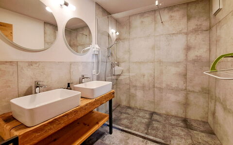 Auffach 609: Pavimentazione, Parete, Pavimento, Interior Design, Idraulico Fixture, Legna, Bagno, Lavandino Del Bagno, Illuminazione, Rubinetto