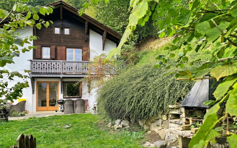 Chalet Scarbo: Legna, Casa, Arbusto, Villetta, Casa, Area Rurale, Porta, Primavera, Groundcover, Giardino