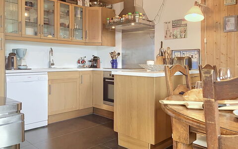 Chalet Scarbo: Mobilia, Cucina, Controsoffitto, Cabinetry, Elettrodomestico Da Cucina, Pavimentazione, Interior Design, Legna, Pavimento, Soffitto