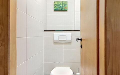 Chalet Scarbo: Parete, Pavimentazione, Bagno, Toilet Seat, Gabinetto, Idraulico Fixture, Pavimento, Interior Design, Idraulico, Camera