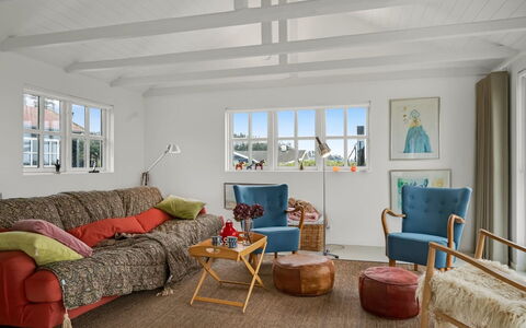 Aaran - 100M from the Sea: Mobilia, Interior Design, Divano, Parete, Pavimentazione, Soggiorno, Soffitto, Legna, Pavimento, Camera
