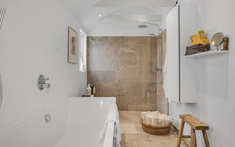Aaran - 100M from the Sea: Parete, Pavimentazione, Vasca Da Bagno, Idraulico Fixture, Pavimento, Interior Design, Bagno, Soffitto, Illuminazione, Lampada