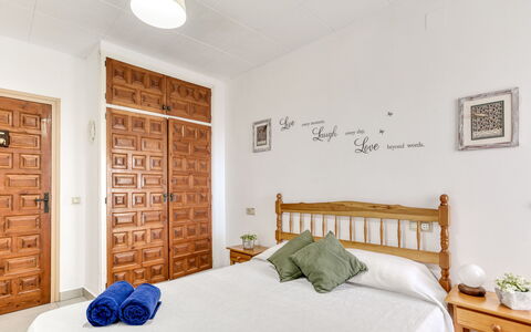 Dulce Vida Ii: Letto, Camera Da Letto, Mobilia, Legna, Interior Design, Pavimentazione, Bedding, Lenzuolo, Pavimento, Biancheria