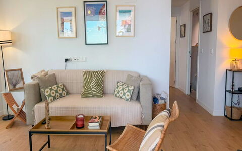 Residencial Áster: Mobilia, Interior Design, Pavimentazione, Divano, Pavimento, Parete, Legna, Camera, Soggiorno, Cuscino